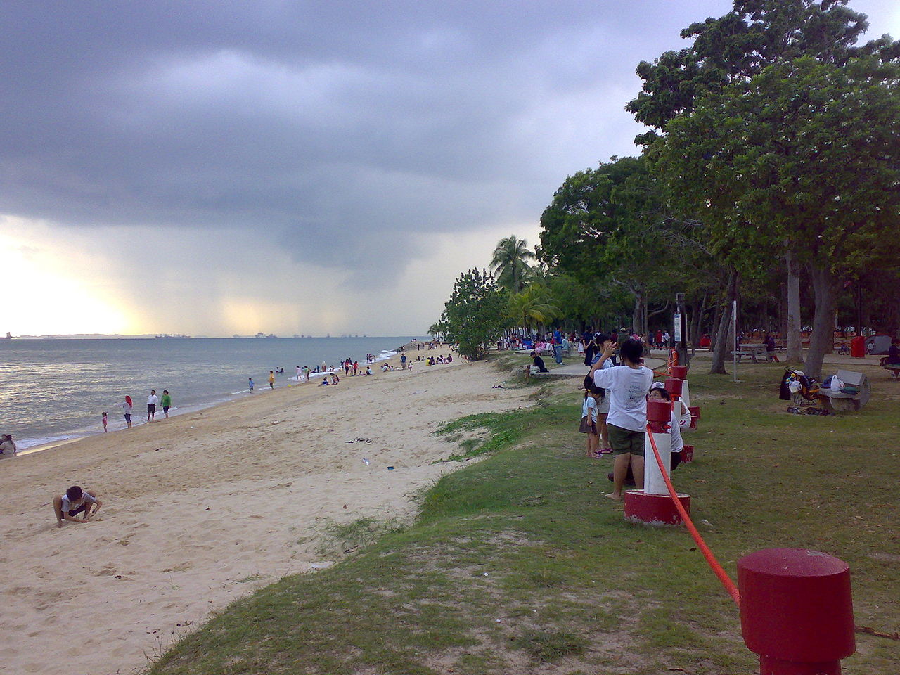 1280px-cloudy_skies_at_east_coast_park