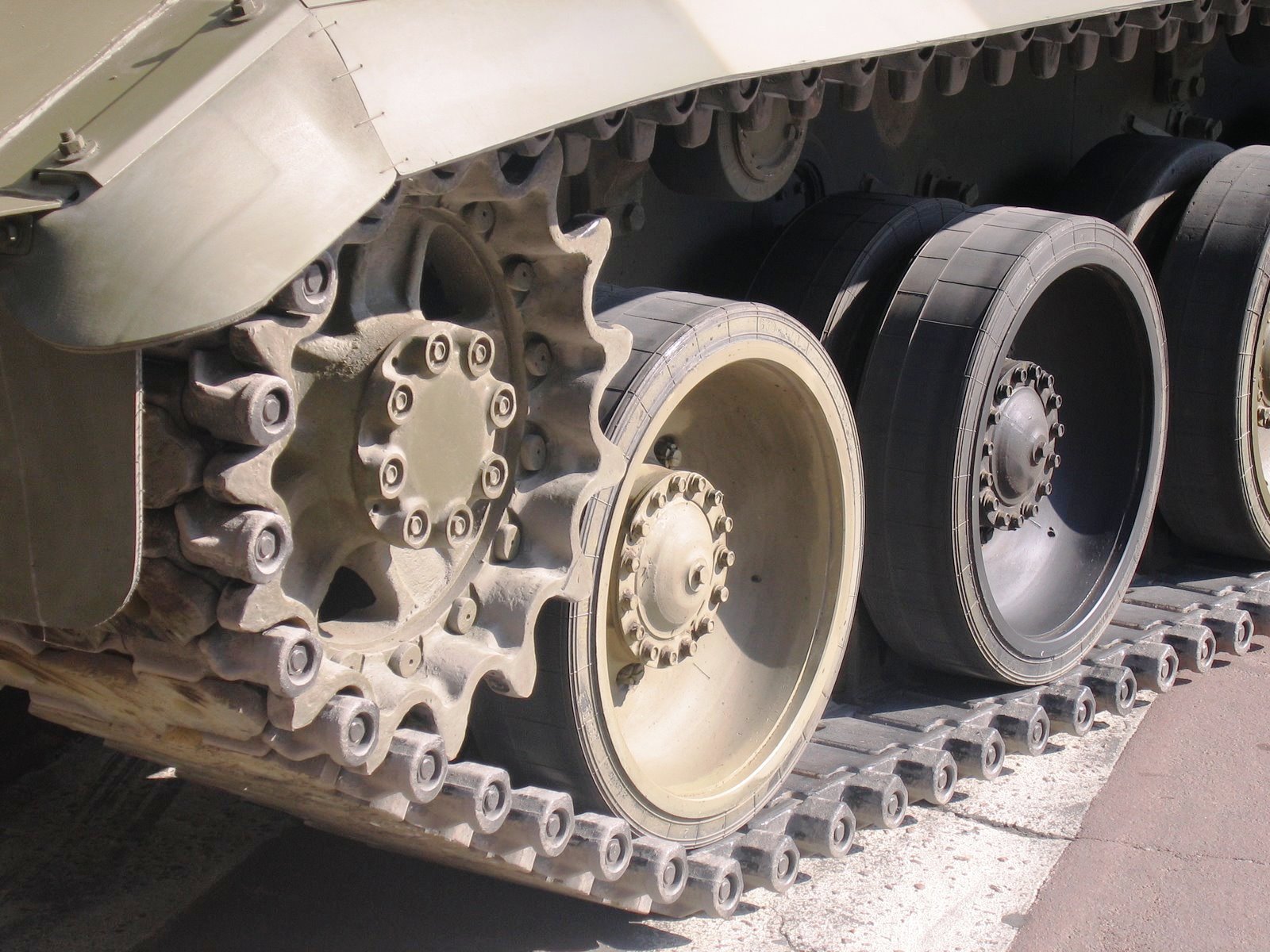 2008_moscow_may_parade_rehearsal_-_tank_tracks